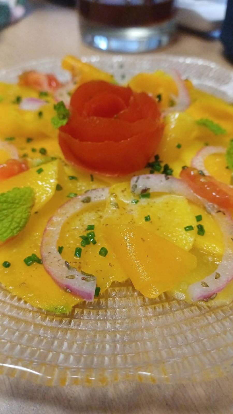 Nuestro alumnado de Operaciones Básicas de Cocina terminó el lunes preparando un riquísimo carpaccio de mango 😊