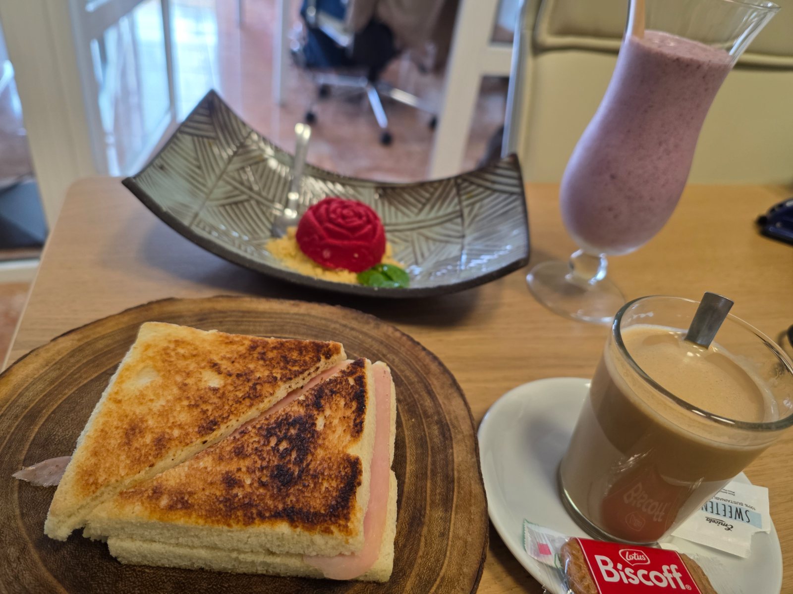 Nuestro alumnado ha preparado un pedazo de desayuno para el personal del centro ☕