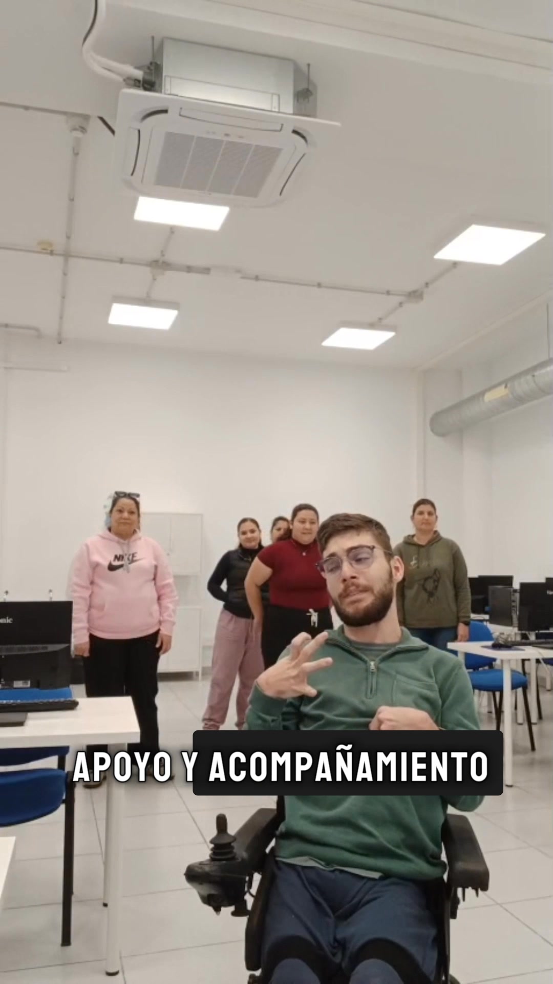 Trabajamos el autocuidado con Marcial a través de música y baile, porque quien cuida también necesita cuidarse 🎵
